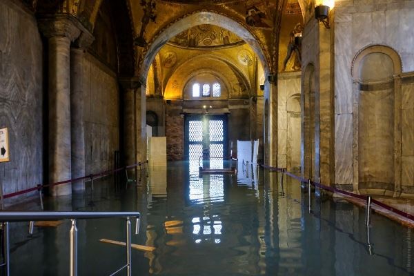 «Невообразимый и устрашающий ущерб»: губернатор Венето назвал потоп в Венеции «апокалиптическим»