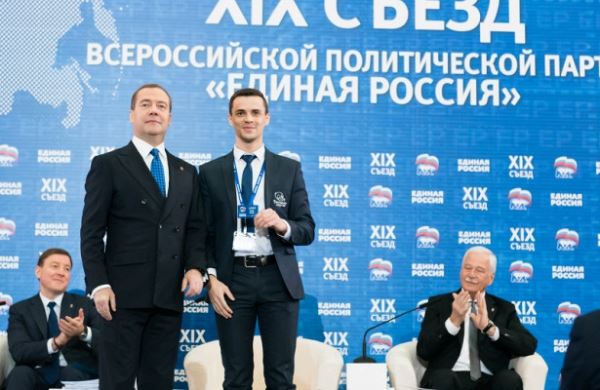 <br />
Медведев вручил партбилеты «Единой России» Кузякову и Львовой-Беловой<br />
