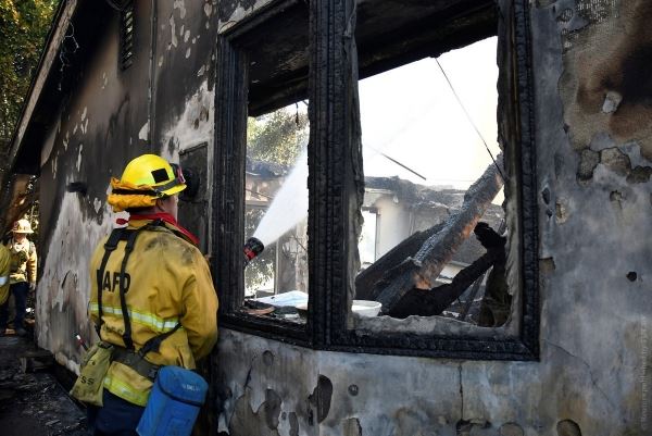 Фотофакт. В Калифорнии бушуют пожары, огонь подбирается к Голливуду