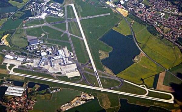 <br />
В Праге улучшат главный аэропорт страны. Для этого осталось добыть немного денег — 2 миллиарда евро<br />
