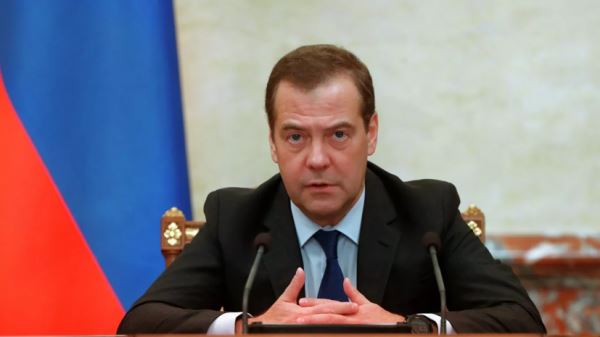 Медведев надеется на отказ от пластиковой тары в России в будущем