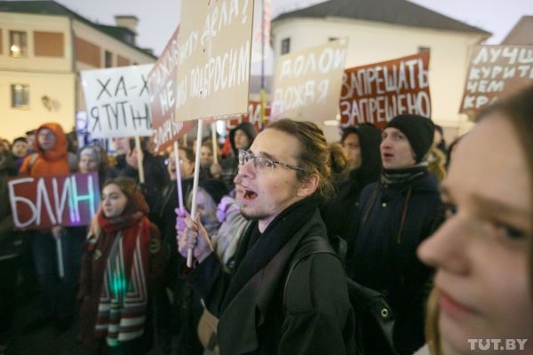 «Долой дождя». Около сотни студентов собралось в Минске, у них три требования к власти