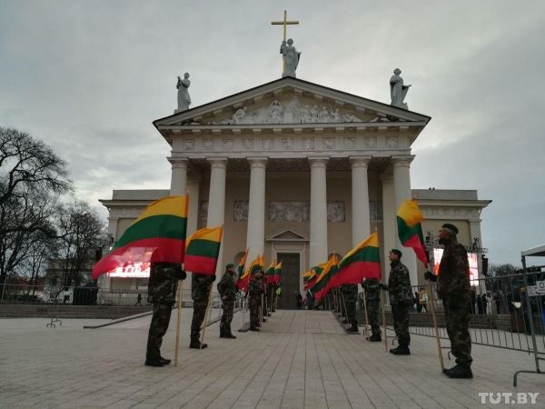 Тысячи людей, БЧБ-флаги, экс-глава Беларуси и президенты. Как прошло перезахоронение Калиновского