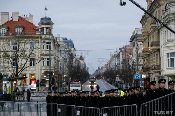 Тысячи людей, БЧБ-флаги, экс-глава Беларуси и президенты. Как прошло перезахоронение Калиновского